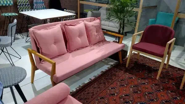 Conjunto de sofá rosa com poltronas