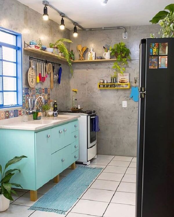 Cozinha compacta colorida com parede de cimento queimado