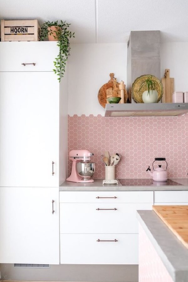 Cozinha rosa com armários brancos