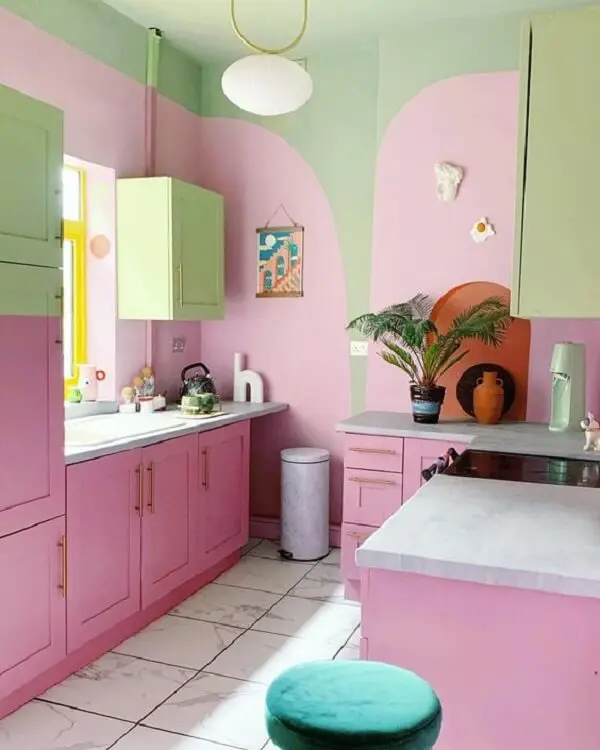 Cozinha rosa com pintura geométrica