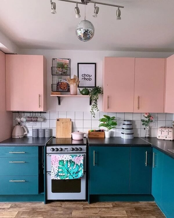 Cozinha rosa e azul transborda estilo jovem