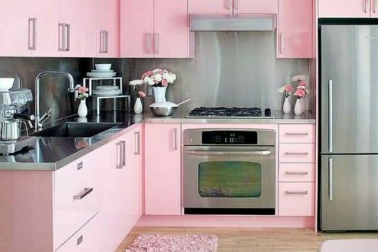 Cozinha rosa e eletrodomésticos em inox. Fonte: We Heart It Capa