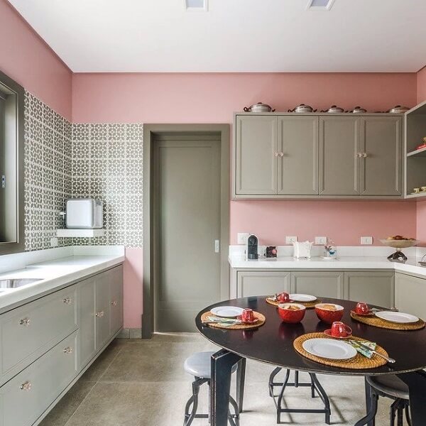 Cozinha rosa e mesa redonda preta