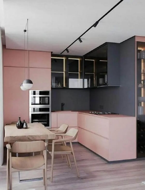 Cozinha rosa e mesa redonda preta