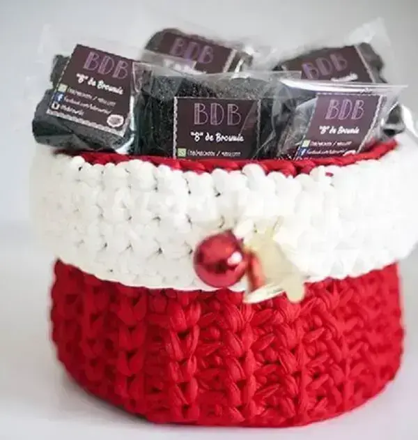 Create your own Christmas decorations, like this little basket made with knitted line