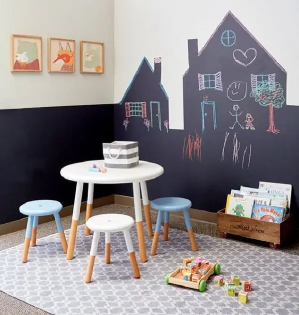 Cômodo com mobiliário de madeira infantil e tapete geométrico 200x250 cinza e branco