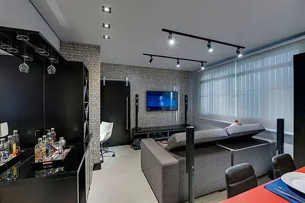 Sala de estar com decoração industrial e Spot de luz trilho em tom preto