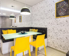 Decoração de sala de jantar com cor amarela. Projeto de Carol Rivelli