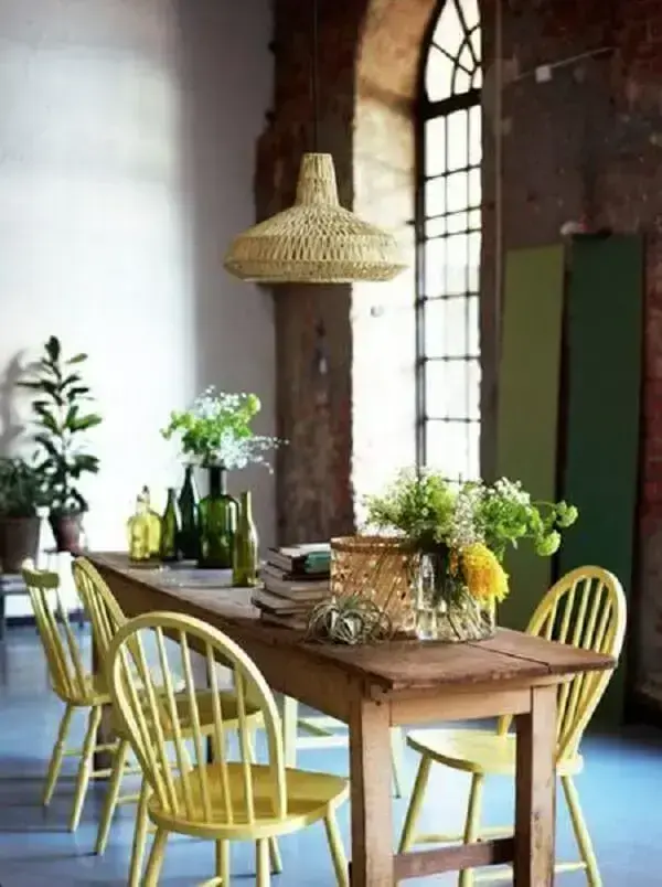 Decoração aconchegante com cadeira amarela e mesa de madeira