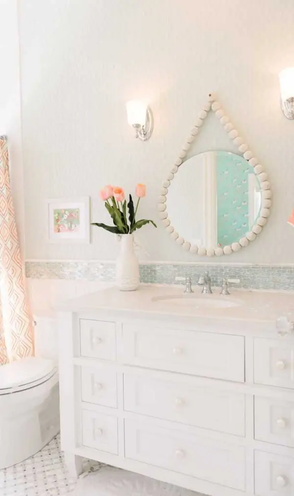 Decoração clean e espelho adnet com alça branca. Fonte: Decor Fácil