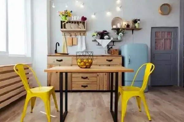 Decoração de cozinha vintage com cadeira amarela