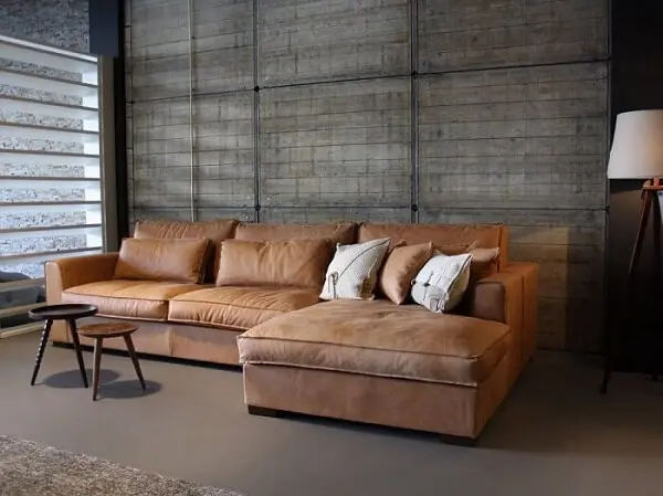 Decoração industrial com sofá suede marrom claro