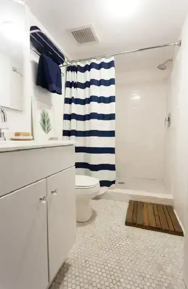 Decoração náutica conta com cortina para banheiro em tons de branco e azul