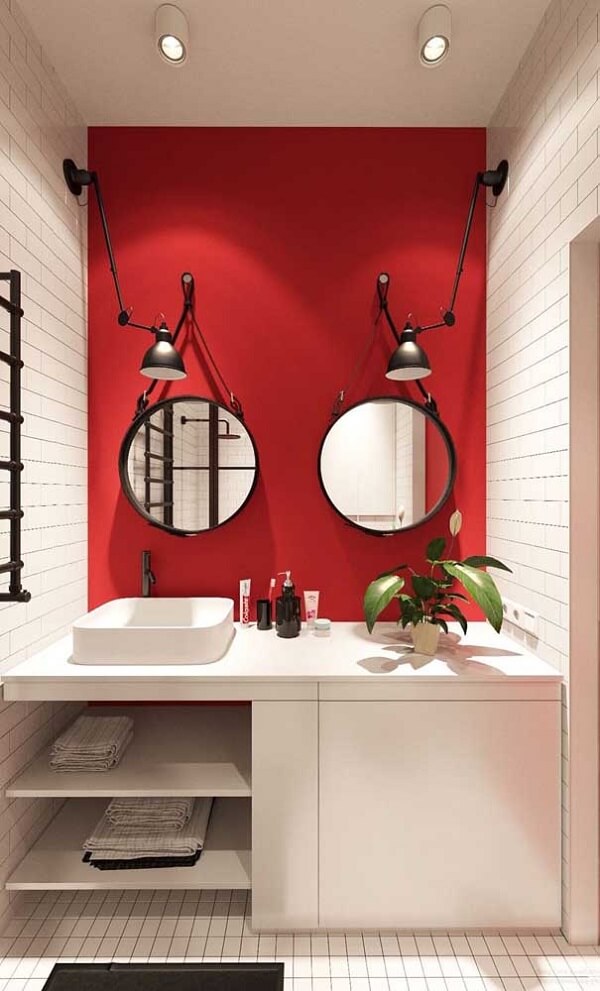 Dois espelhos adnet decoram o banheiro. Fonte: Decor Fácil
