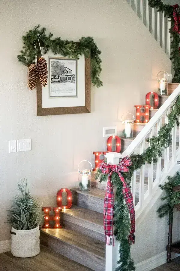 Enfeites de Natal para decoração de escada Foto Elle Decor