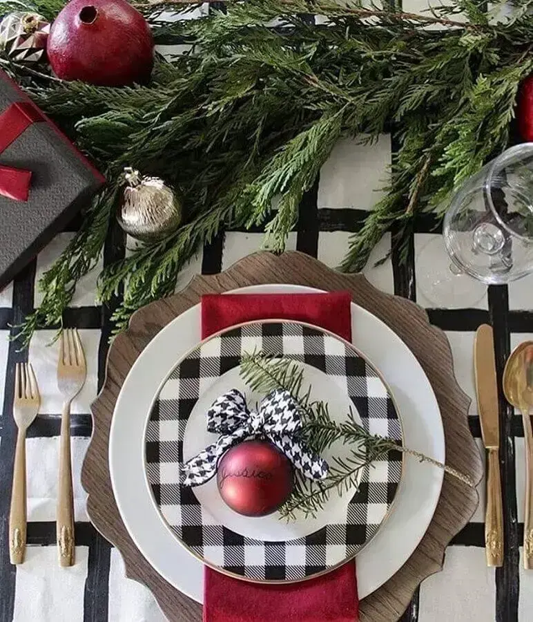 Enfeites de Natal para mesa com prato xadrez e bolas de natalina Foto Clique Decoração