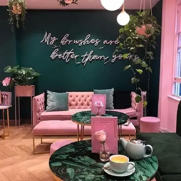 Estabelecimento comercial com sofá rosa encanta os clientes