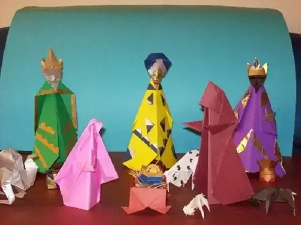 Estrutura os personagens do presépio com a técnica de origami