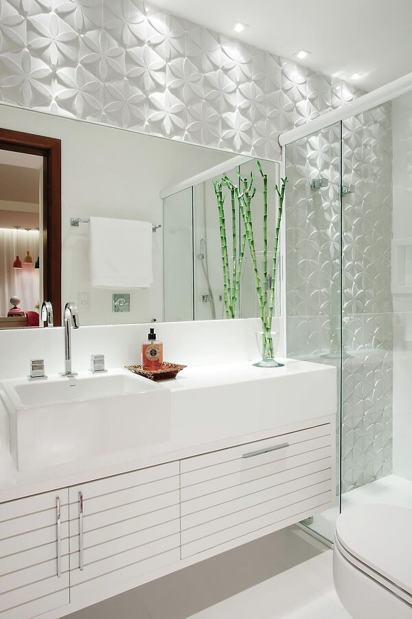  Gabinete em marcenaria branca e parede 3D para a decoração do banheiro