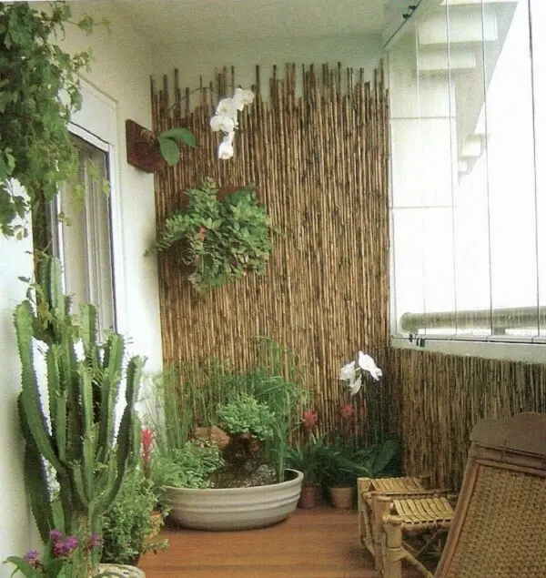 Invista em uma cerca de bambu na área de varanda