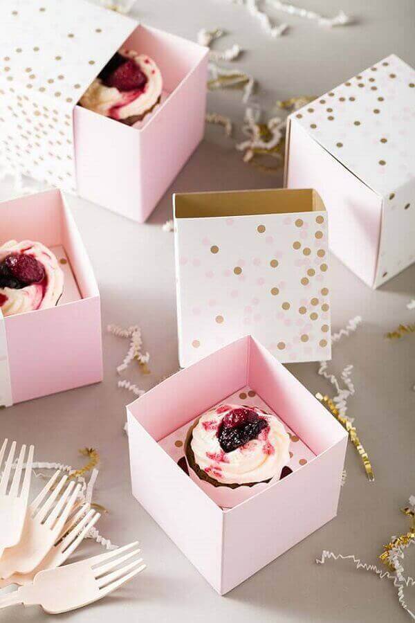Lembrancinhas de aniversário infantil com cupcakes na caixa personalizada