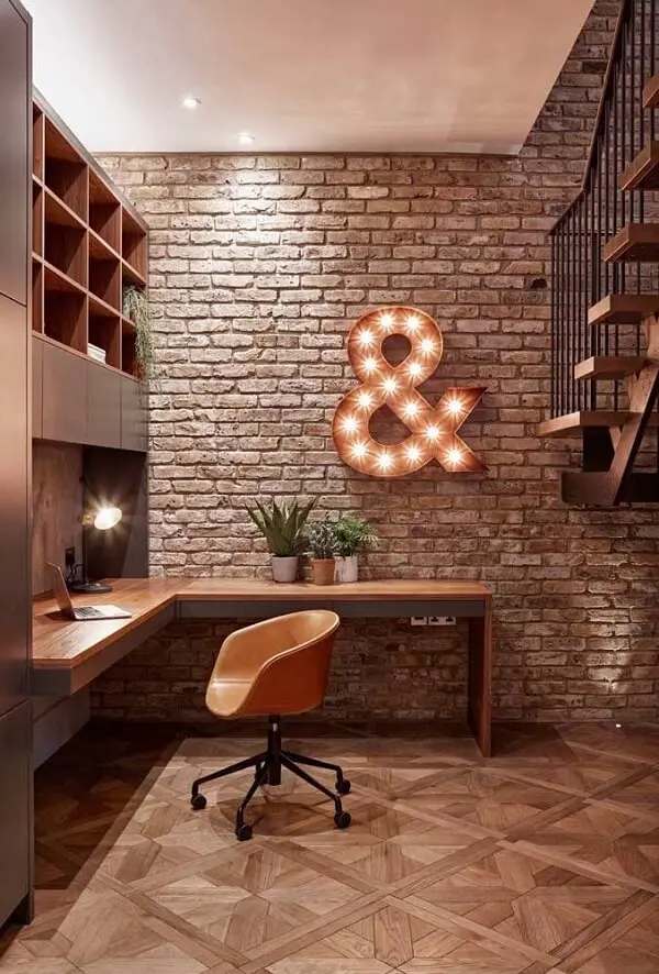 Letra decorativa iluminada traz estilo para o espaço do home office