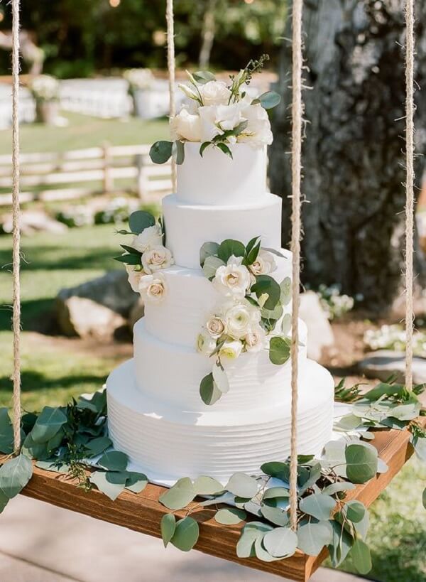 O bolo de casamento pode ficar suspenso na decoração do salão. Fonte: Noiva Ansiosa