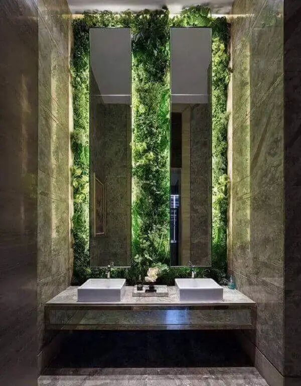 O jardim vertical artificial traz elegância e sofisticação ao banheiro