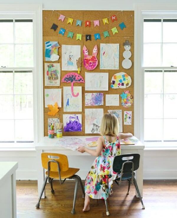 O quadro de cortiça grande pode ser utilizado no quarto das crianças