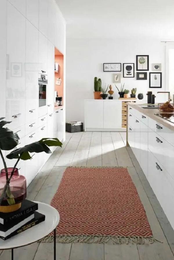 O tapete geométrico colorido traz um toque charmoso para a cozinha. Fonte: Pinterest