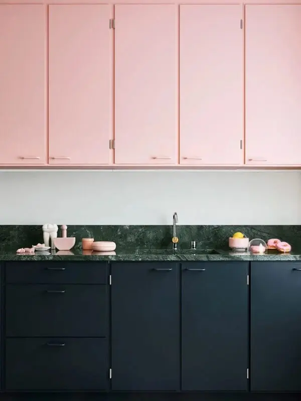 O tom preto no projeto de cozinha rosa traz elegância