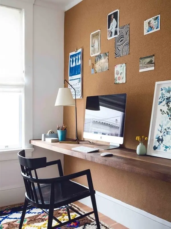 Para economizar na montagem do home office opte por um quadro de cortiça na parede