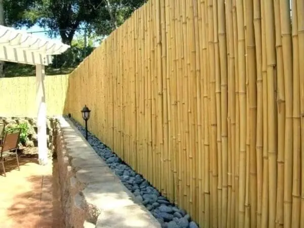 Pedras e cerca de bambu delimitam a área do ambiente