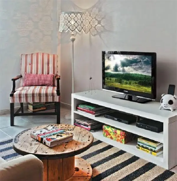 Poltronas para sala de tv com design vintage complementa a decoração