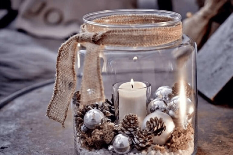Pote de vidro decorado com pinhas e velas de Natal Foto Pinterest