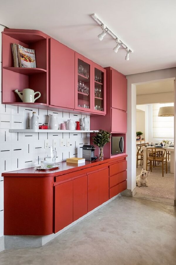 Projeto ousado de cozinha rosa e vermelho