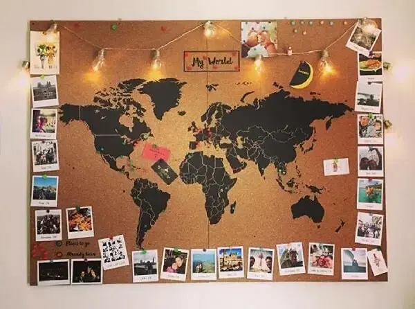 Quadro de cortiça com fotos em Polaroid e o desenho do Mapa Mundi