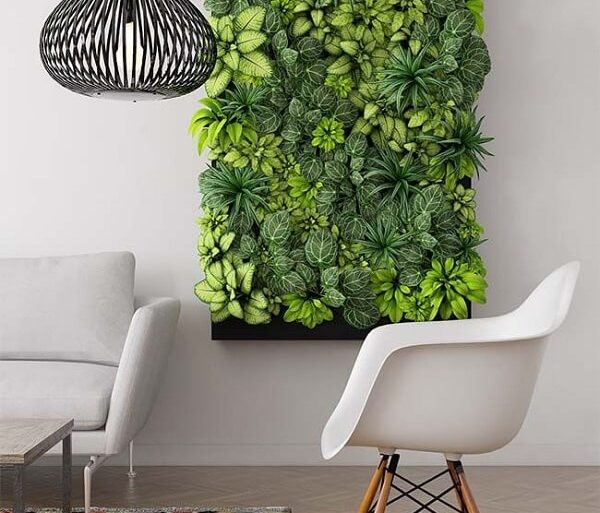 O tom verde do jardim vertical artificial traz alegria para a decoração da sala de estar