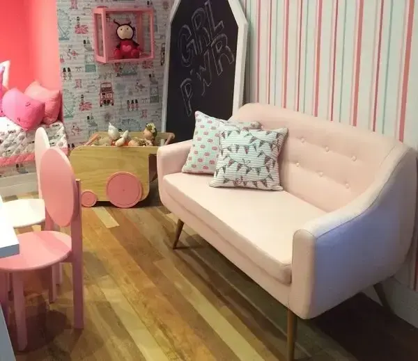 Quarto de menina com sofá rosa claro