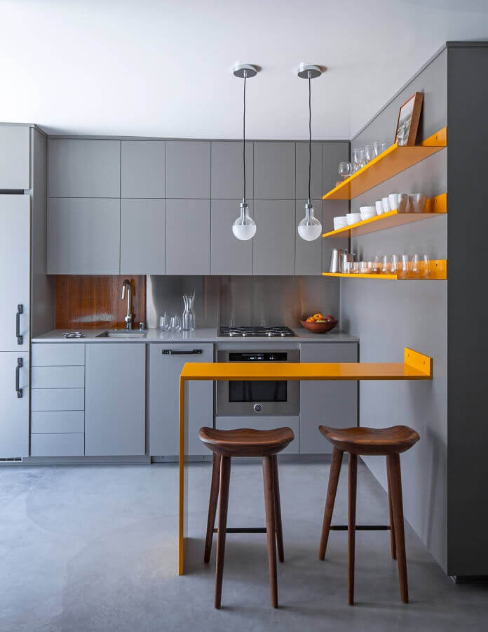 Reforma de cozinha cinza e amarela Foto Stylish Homes