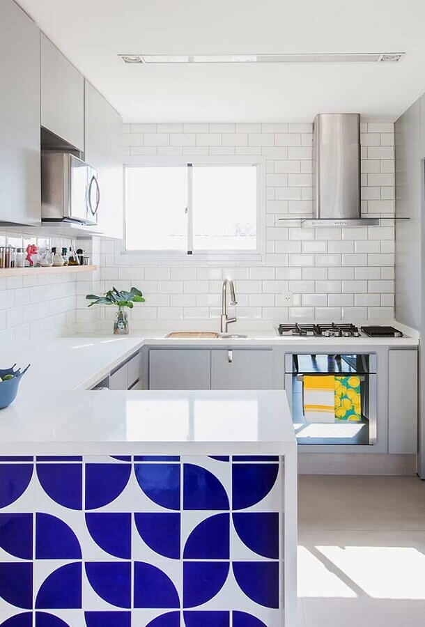 Reforma de cozinha planejada toda branca com subway tile Foto Pinterest