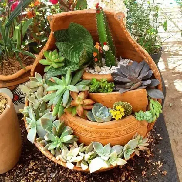 Reutilize vasos de casa para montar um mini jardim de suculentas