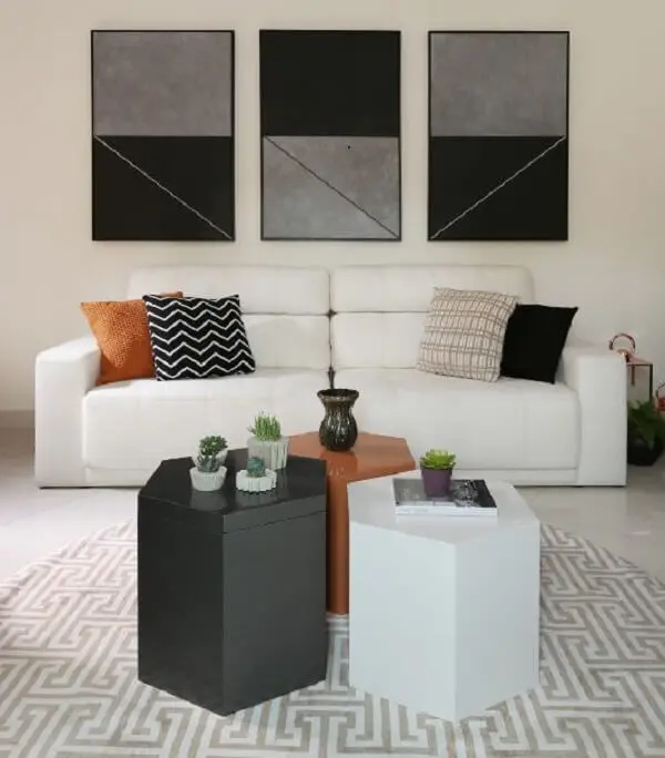 Sala de estar ampla com tapete geométrico redondo e almofadas estampadas