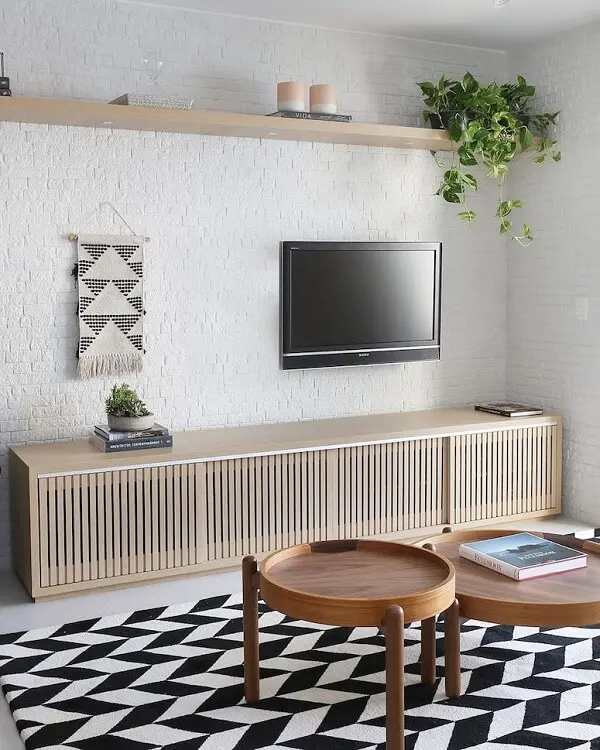 Sala de estar clean com tapete geométrico preto e branco. Fonte: Bianchi &amp; Lima Arquitetura