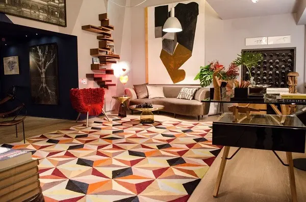 Sala de estar com decoração clean e tapete geométrico colorido