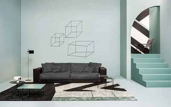 Sala de estar com decoração minimalista e tapete geométrico