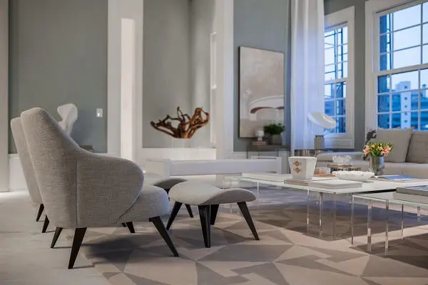 Sala de estar com decoração neutra, poltrona cinza e tapete geométrico