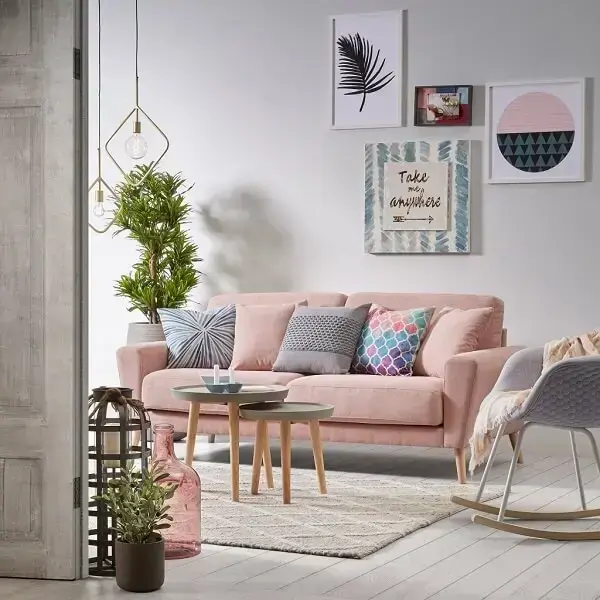 Sala de estar com sofá rosa claro para se apaixonar