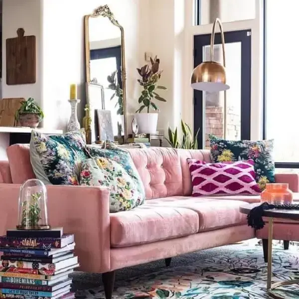 Sala de estar com sofá rosa e almofadas estampadas