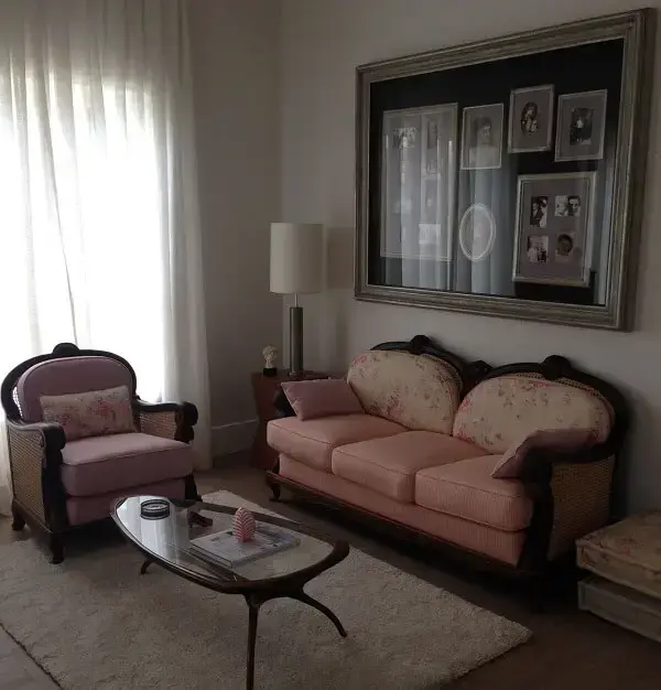 Sala de estar com sofá rosa vintage com estampa floral